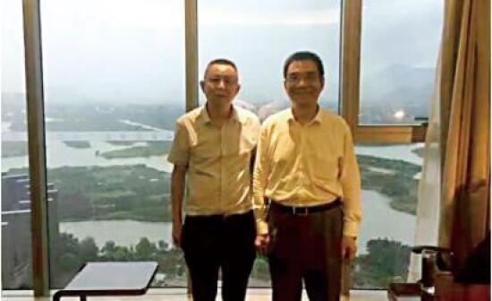 2016 年，胡振华邀请林毅夫出席温州大学商学院承办的中华发展经济学年会并发表主旨演讲.jpg