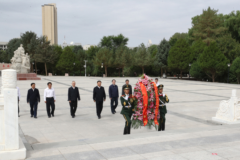 8月19日至22日，中共中央总书记、国家主席、中央军委主席习近平在甘肃考察。这是20日上午，习近平来到张掖市高台县，瞻仰中国工农红军西路军纪念碑，向革命先烈敬献花篮。