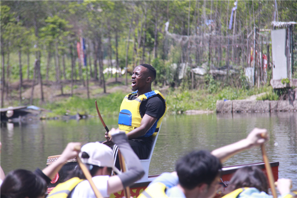 模拟龙舟赛。图源：温州大学